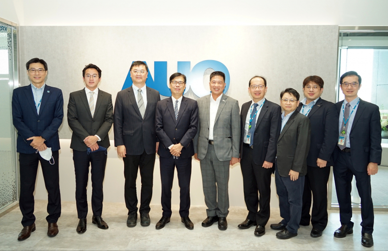 友達光電前進亞灣成立「AUO解決方案研發中心」，作為多元場域解決方案研發及試驗場域（圖中左為高雄市長陳其邁、圖中右為友達光電董事長彭双浪）