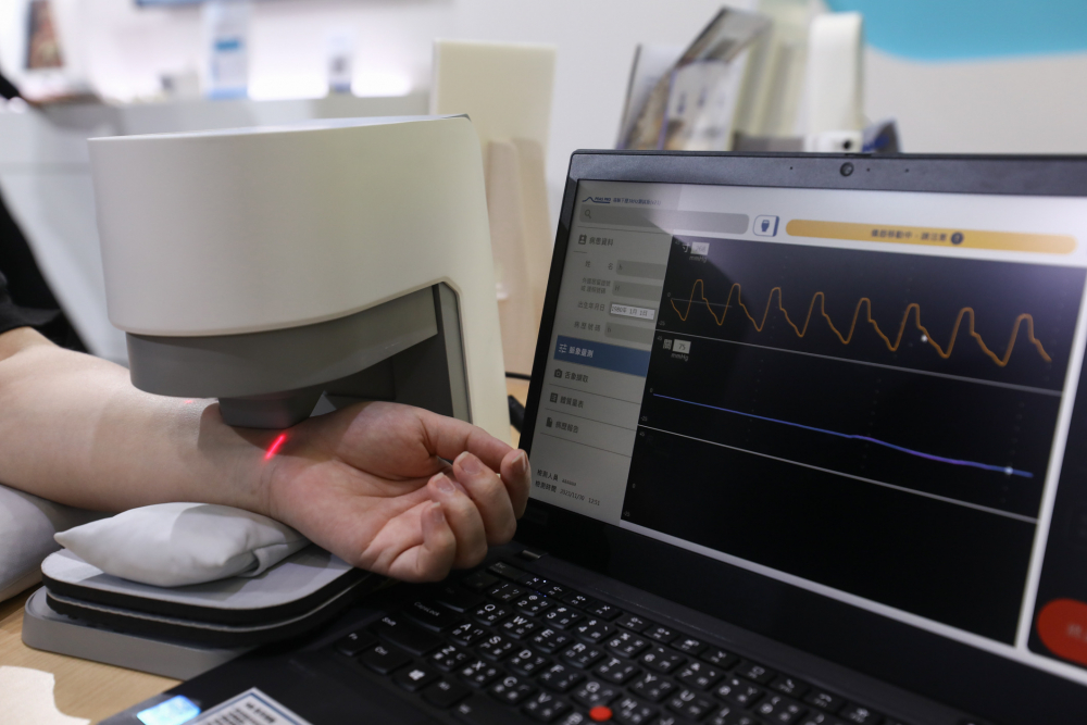 友達耘康脈象檢測系統透過電腦精準控制升降系統，還原中醫師三指把脈過程的舉、按、尋手法，將脈象感受轉化成數據，未來可結合大數據分析，實現智慧醫療及準確性