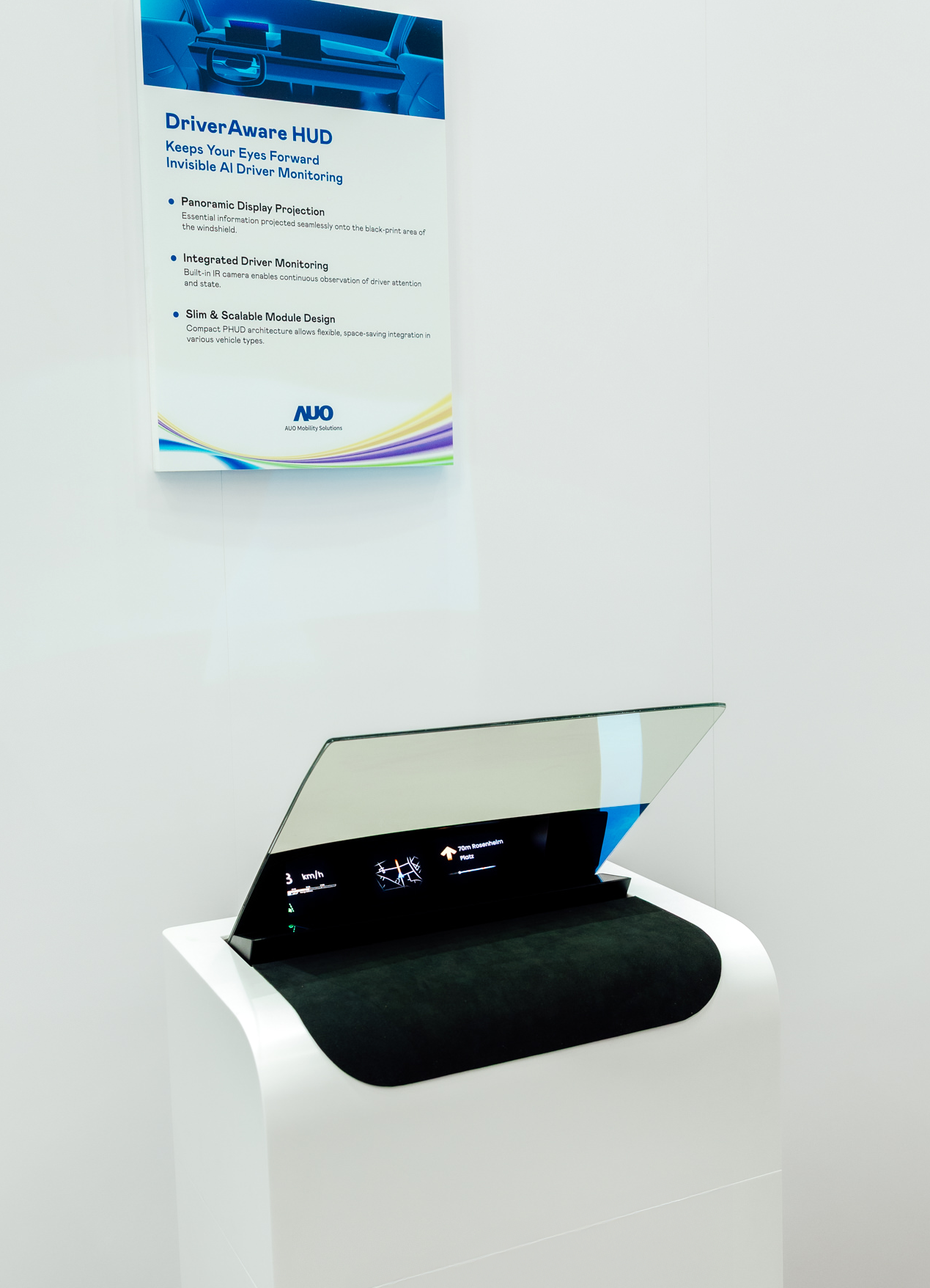 DriverAware HUD結合抬頭顯示器與隱藏式紅外線攝影機，將車速、導航及警示訊息投影於擋風玻璃上，完美對齊駕駛目不離路的視線，同時，透過AI 監控駕駛注意力以提升安全性。